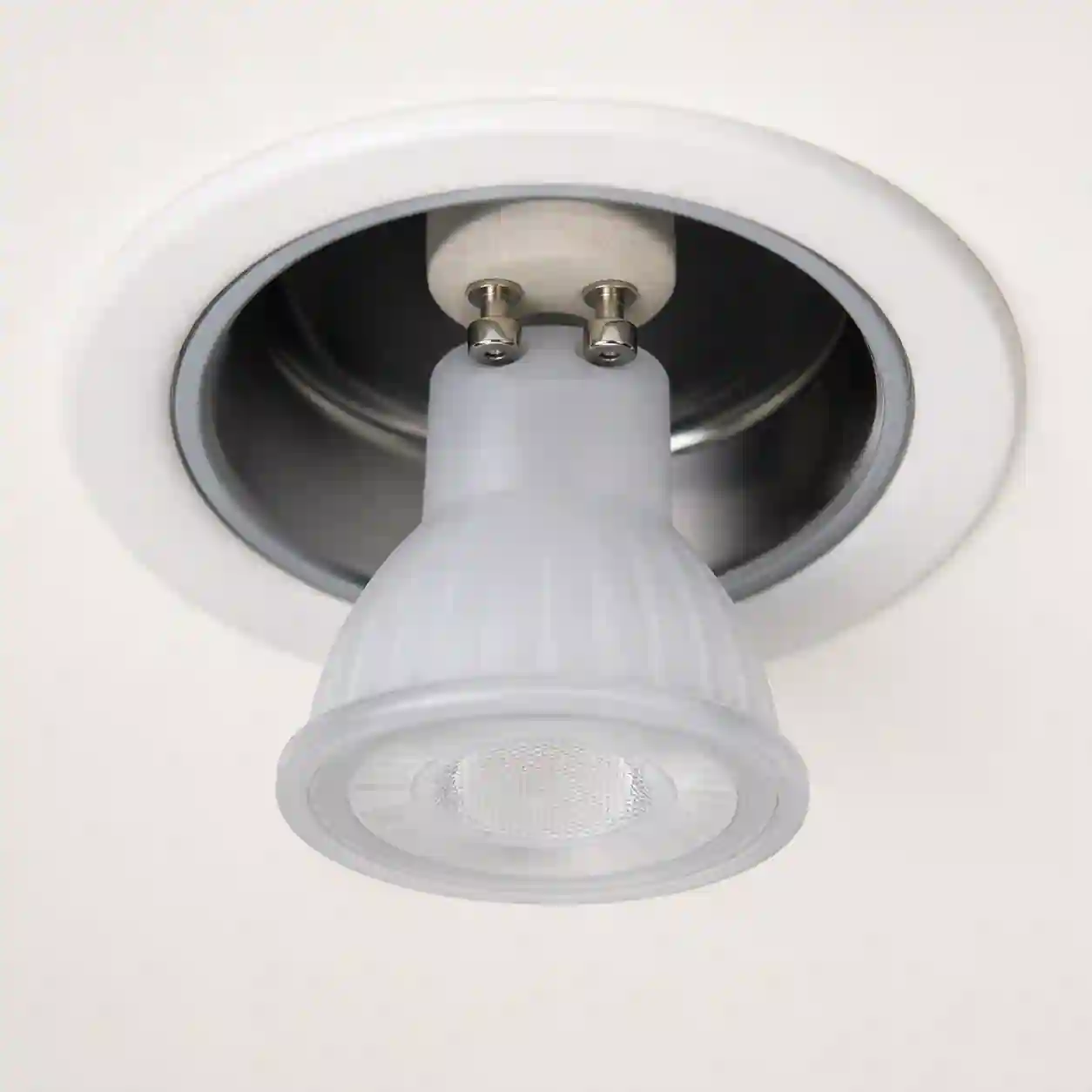 LED žárovka GU10 zapojená do podhledového svítidla